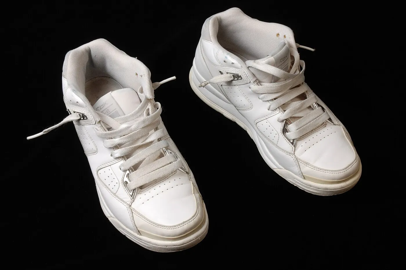 Sepasang sepatu putih bersih setelah dicuci